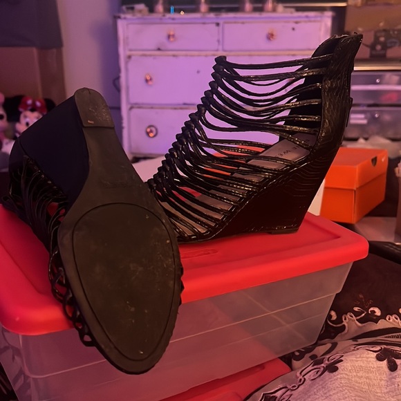 Women’s size 9 Nine West Strappy Black Snake skin wedge sandal - Picture 3 of 3